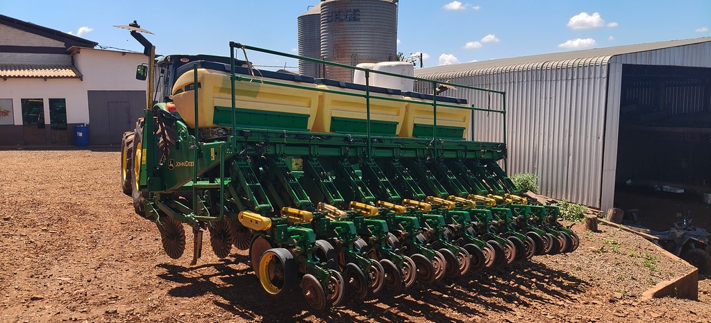 PLANTADEIRA JOHN DEERE PLANTADEIRAS 1111 ANO 2009 de Auto Máquinas Palotina no Paraná