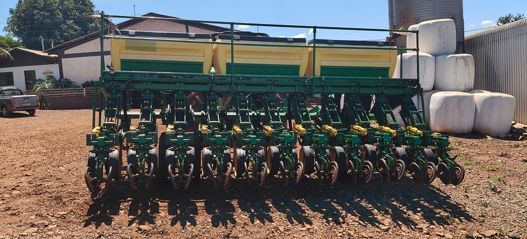 PLANTADEIRA JOHN DEERE PLANTADEIRAS 1111 ANO 2009 de Auto Máquinas Palotina no Paraná