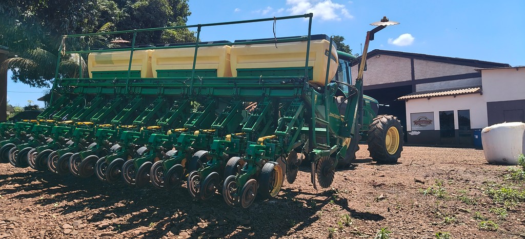 PLANTADEIRA JOHN DEERE PLANTADEIRAS 1111 ANO 2009 de Auto Máquinas Palotina no Paraná