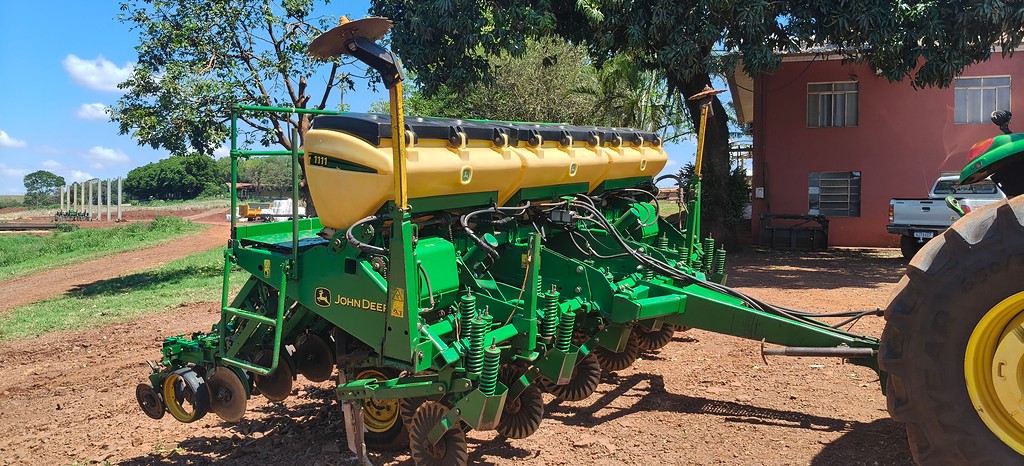 PLANTADEIRA JOHN DEERE PLANTADEIRAS 1111 ANO 2009 de Auto Máquinas Palotina no Paraná