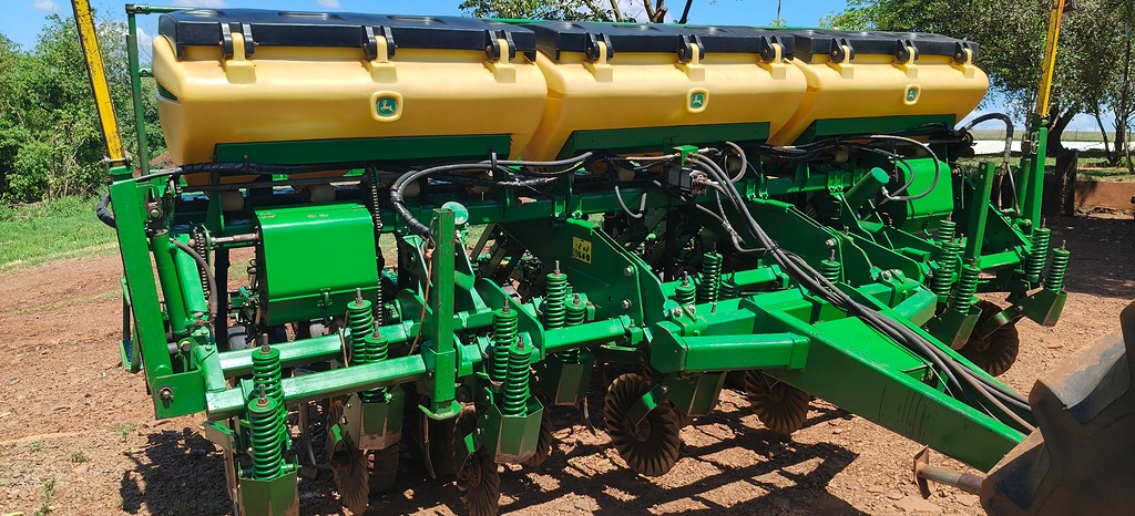 PLANTADEIRA JOHN DEERE PLANTADEIRAS 1111 ANO 2009 de Auto Máquinas Palotina no Paraná