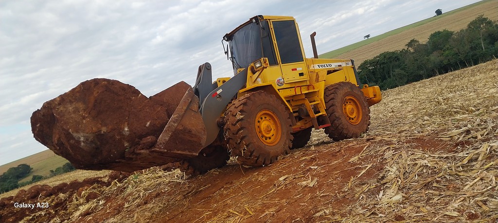 PA CARREGADEIRA VOLVO L90D ANO 2002 de Auto Máquinas Palotina no Paraná