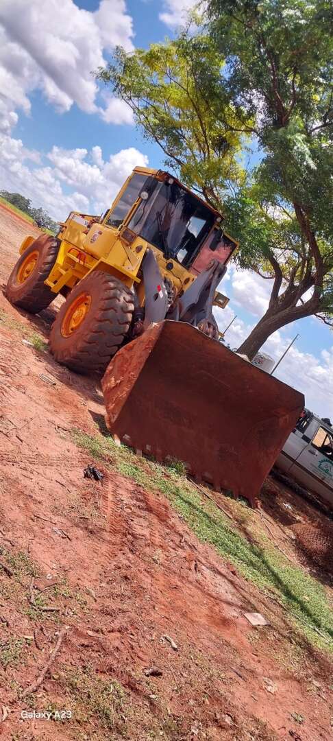 PA CARREGADEIRA VOLVO L90D ANO 2002 de Auto Máquinas Palotina no Paraná