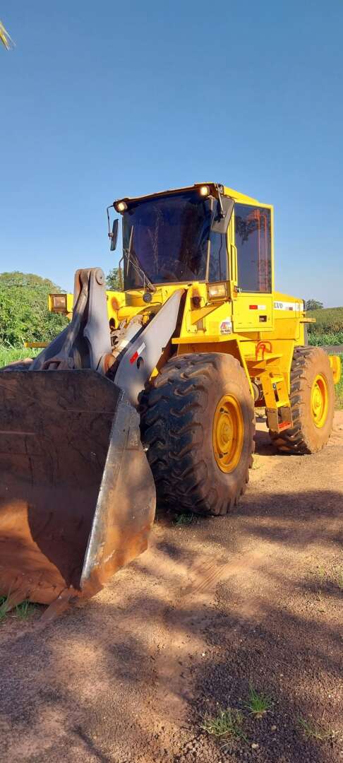PA CARREGADEIRA VOLVO L90D ANO 2002 de Auto Máquinas Palotina no Paraná
