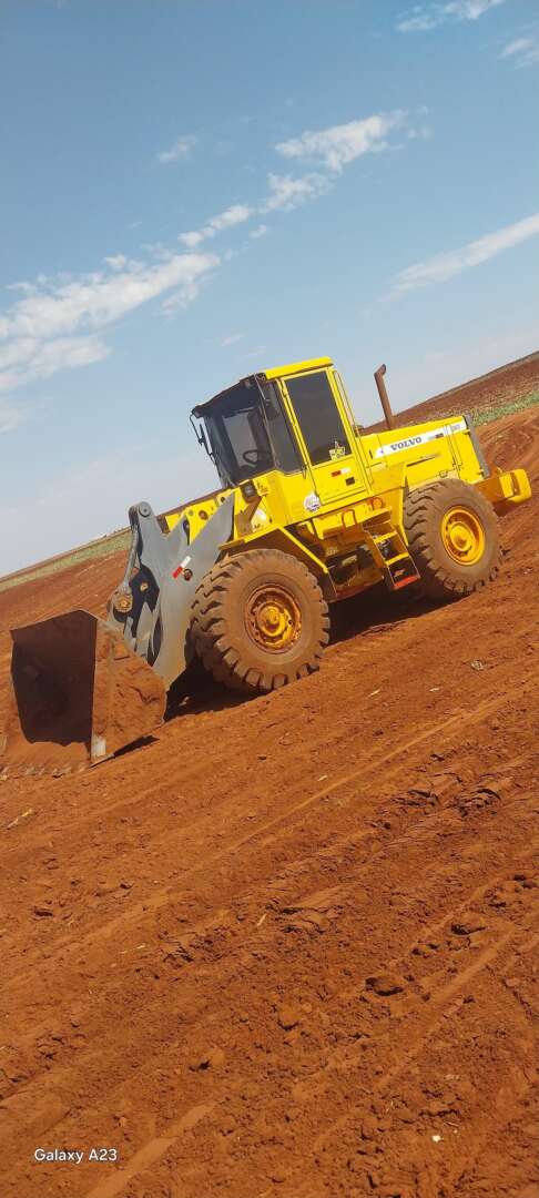 PA CARREGADEIRA VOLVO L90D ANO 2002 de Auto Máquinas Palotina no Paraná