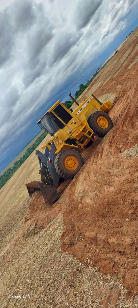 PA CARREGADEIRA VOLVO L90D ANO 2002 de Auto Máquinas Palotina no Paraná