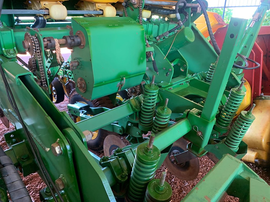 PLANTADEIRA JOHN DEERE PLANTADEIRAS 1109 ANO 2010 de Auto Máquinas Palotina no Paraná