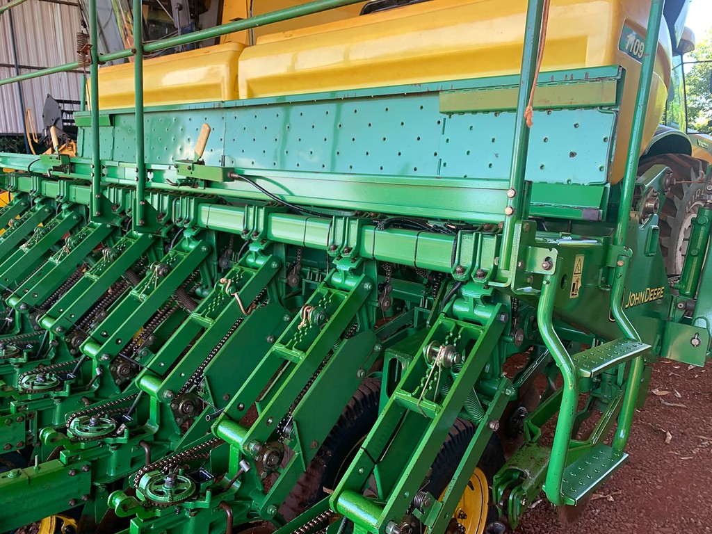 PLANTADEIRA JOHN DEERE PLANTADEIRAS 1109 ANO 2010 de Auto Máquinas Palotina no Paraná