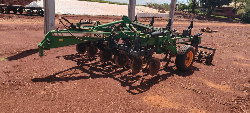 IMPLEMENTOS AGRICOLAS ESCARIFICADOR 11 HASTES DISCO CORTE ANO 2025 de Auto Máquinas Palotina no Paraná