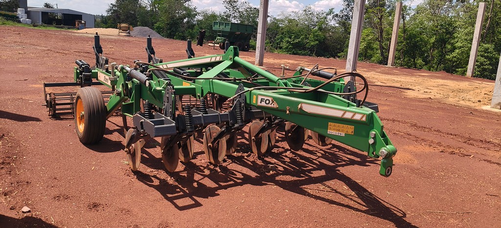 IMPLEMENTOS AGRICOLAS ESCARIFICADOR 11 HASTES DISCO CORTE ANO 2025 de Auto Máquinas Palotina no Paraná