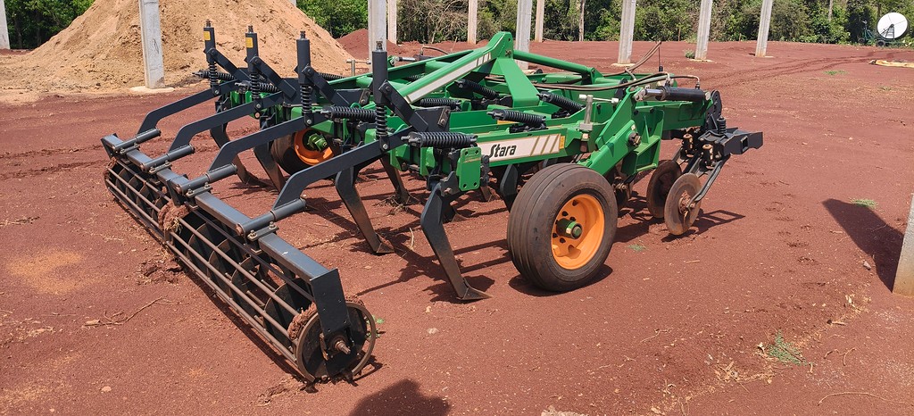 IMPLEMENTOS AGRICOLAS ESCARIFICADOR 11 HASTES DISCO CORTE ANO 2025 de Auto Máquinas Palotina no Paraná