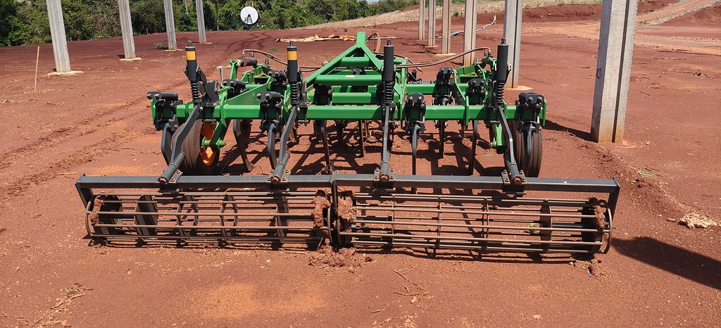 IMPLEMENTOS AGRICOLAS ESCARIFICADOR 11 HASTES DISCO CORTE ANO 2025 de Auto Máquinas Palotina no Paraná