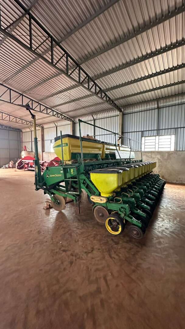 PLANTADEIRA JOHN DEERE PLANTADEIRAS 1113 ANO 2013 de Auto Máquinas Palotina no Paraná