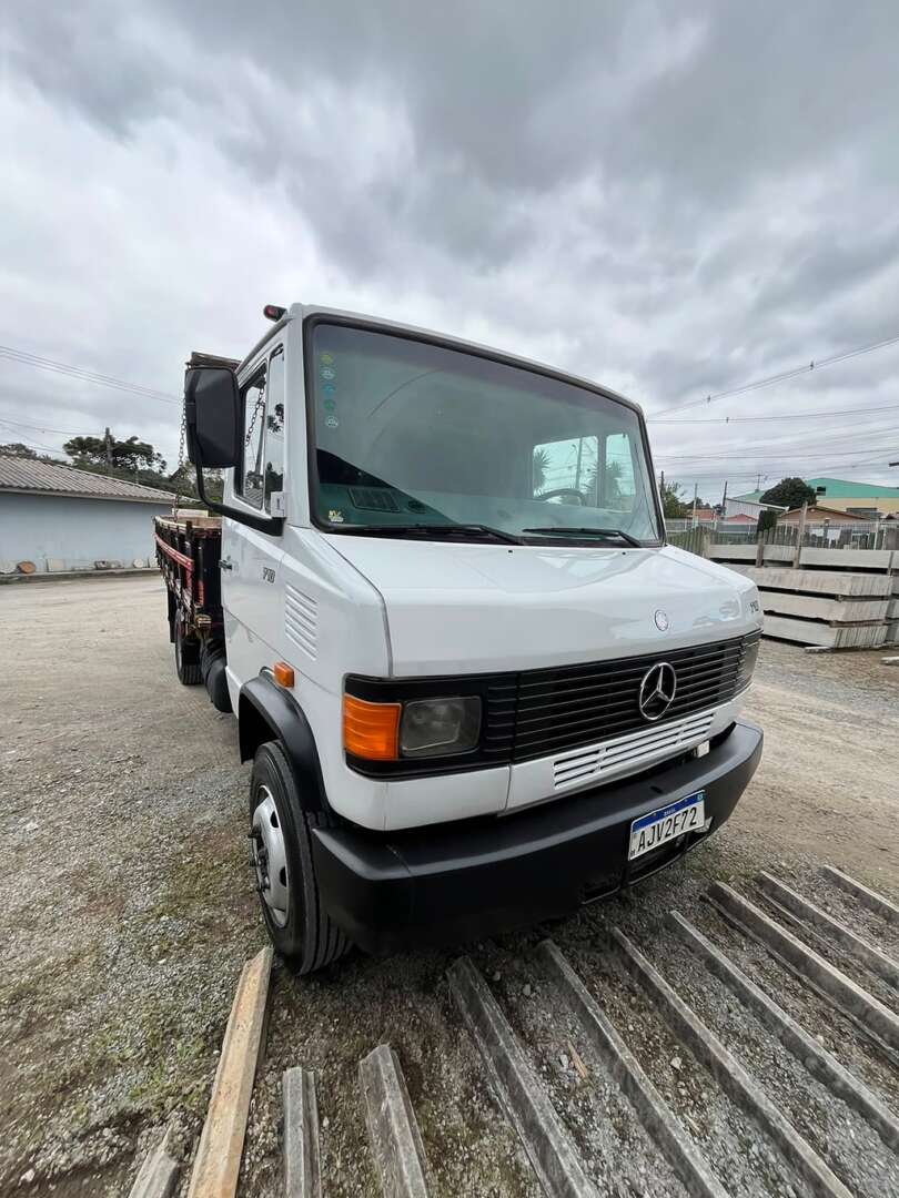 Caminhão MERCEDES BENZ MB 710 Carroceria ANO 2001 de Venda Truck Anúncios Colombo PR no Paraná