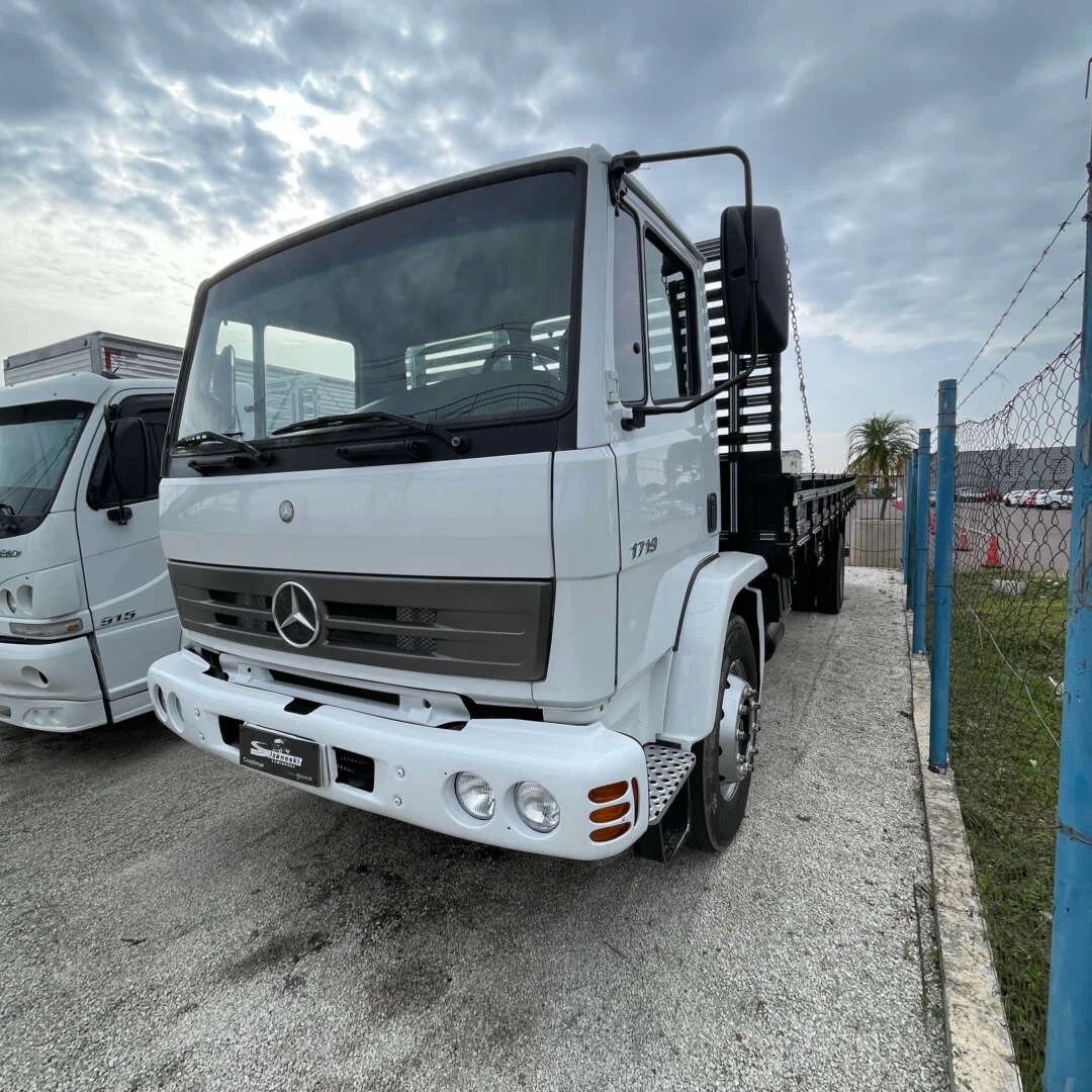 Caminhão MERCEDES BENZ MB 1719 Carroceria ANO 2014 de Sizanoski Caminhões no Paraná