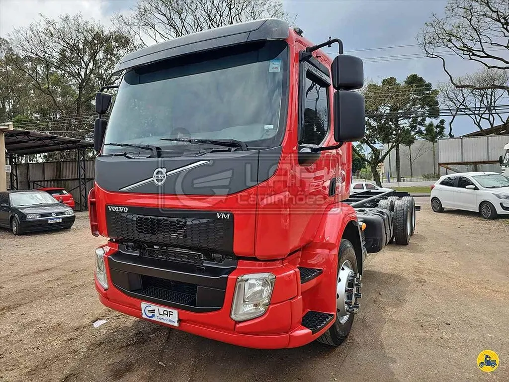 Caminhão VOLVO VM 330 Chassis ANO 2019 de Laf Caminhões no Paraná