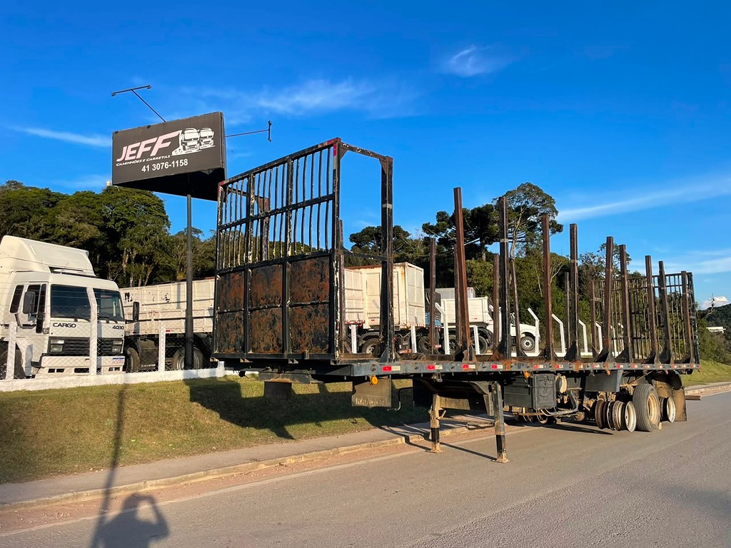Carreta SEMI-REBOQUE FLORESTAL Facchini ANO 2002 3 Eixos de Jeff Caminhões e Carretas no Paraná