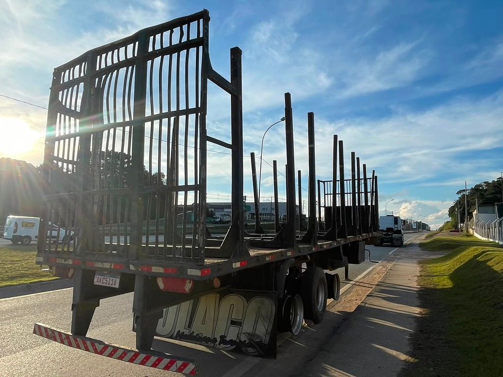 Carreta SEMI-REBOQUE FLORESTAL Facchini ANO 2002 3 Eixos de Jeff Caminhões e Carretas no Paraná