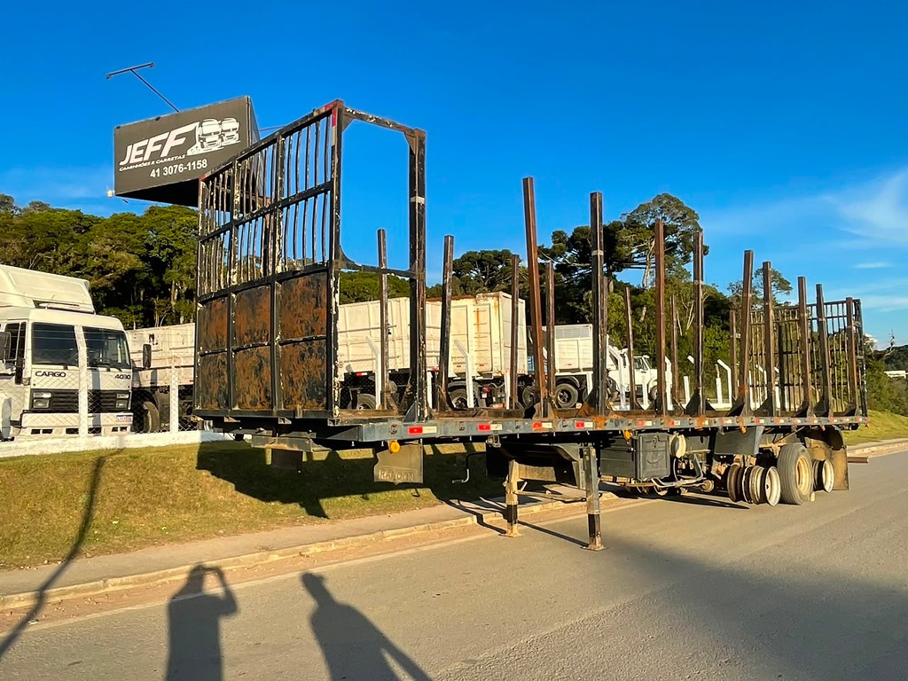 Carreta SEMI-REBOQUE FLORESTAL Facchini ANO 2002 3 Eixos de Jeff Caminhões e Carretas no Paraná