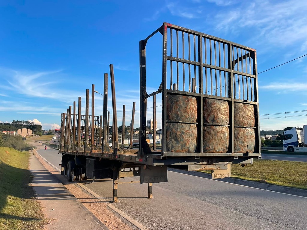 Carreta SEMI-REBOQUE FLORESTAL Facchini ANO 2002 3 Eixos de Jeff Caminhões e Carretas no Paraná