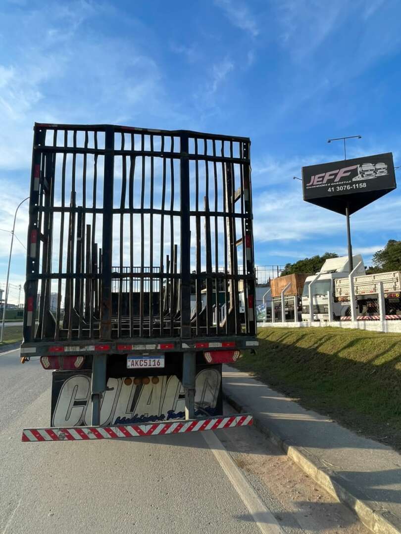 Carreta SEMI-REBOQUE FLORESTAL Facchini ANO 2002 3 Eixos de Jeff Caminhões e Carretas no Paraná
