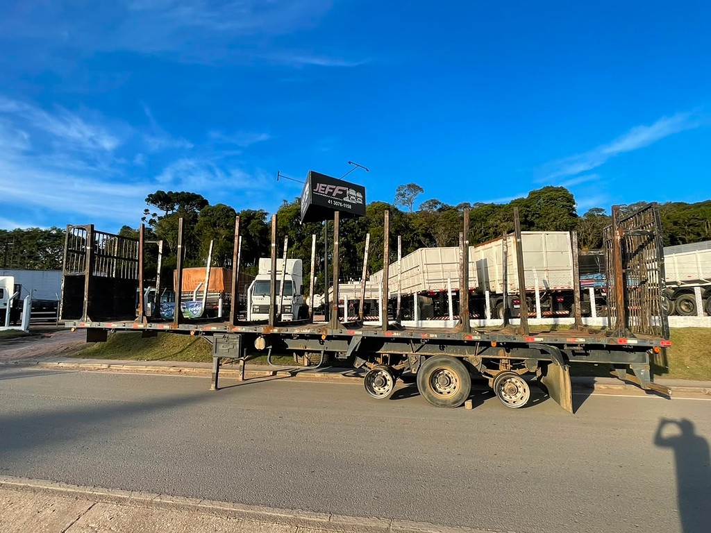 Carreta SEMI-REBOQUE FLORESTAL Facchini ANO 2002 3 Eixos de Jeff Caminhões e Carretas no Paraná