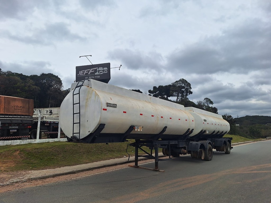 Carreta BITREM TANQUE AÇO Randon ANO 2006 7 eixos de Jeff Caminhões e Carretas no Paraná