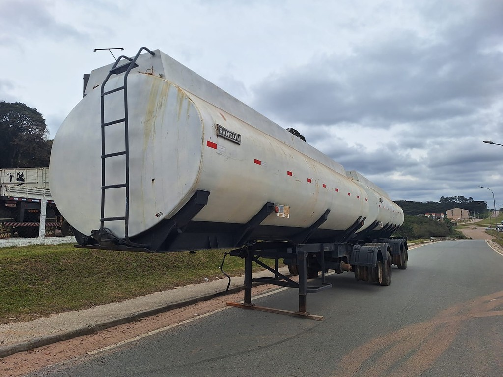 Carreta BITREM TANQUE AÇO Randon ANO 2006 7 eixos de Jeff Caminhões e Carretas no Paraná