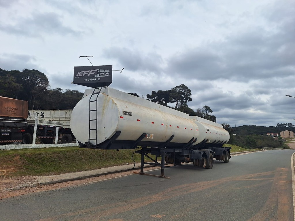 Carreta BITREM TANQUE AÇO Randon ANO 2006 7 eixos de Jeff Caminhões e Carretas no Paraná
