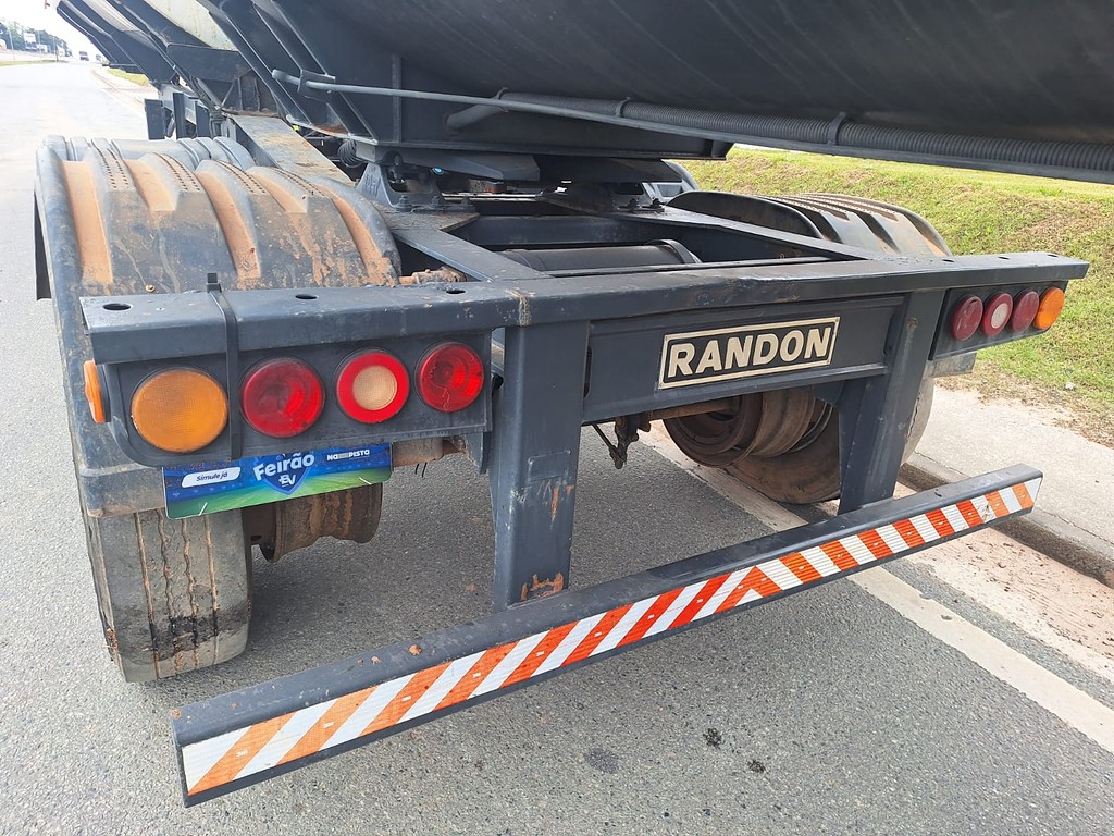 Carreta BITREM TANQUE AÇO Randon ANO 2006 7 eixos de Jeff Caminhões e Carretas no Paraná