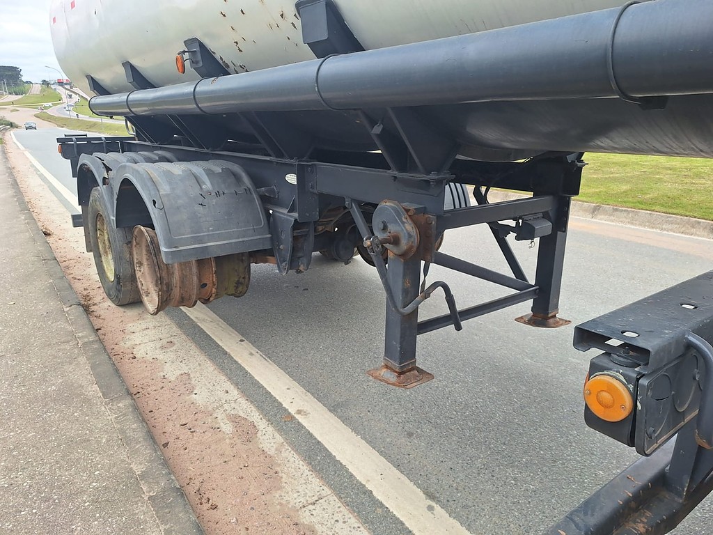 Carreta BITREM TANQUE AÇO Randon ANO 2006 7 eixos de Jeff Caminhões e Carretas no Paraná