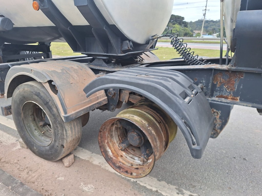 Carreta BITREM TANQUE AÇO Randon ANO 2006 7 eixos de Jeff Caminhões e Carretas no Paraná