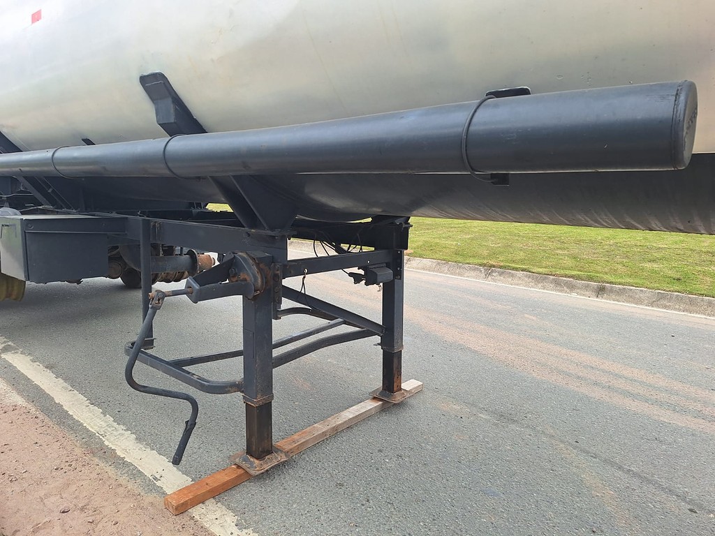 Carreta BITREM TANQUE AÇO Randon ANO 2006 7 eixos de Jeff Caminhões e Carretas no Paraná