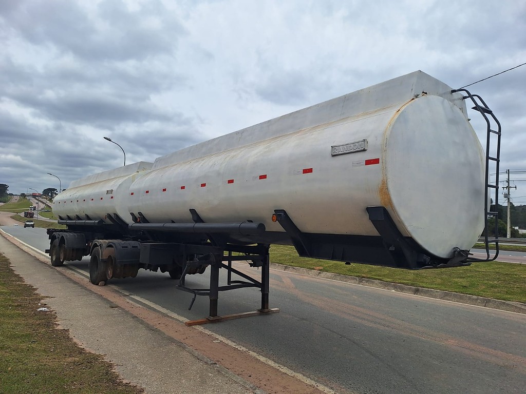 Carreta BITREM TANQUE AÇO Randon ANO 2006 7 eixos de Jeff Caminhões e Carretas no Paraná