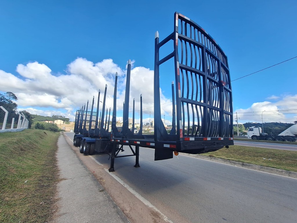 Carreta BITREM FLORESTAL Guerra ANO 2006 6 Eixos de Jeff Caminhões e Carretas no Paraná
