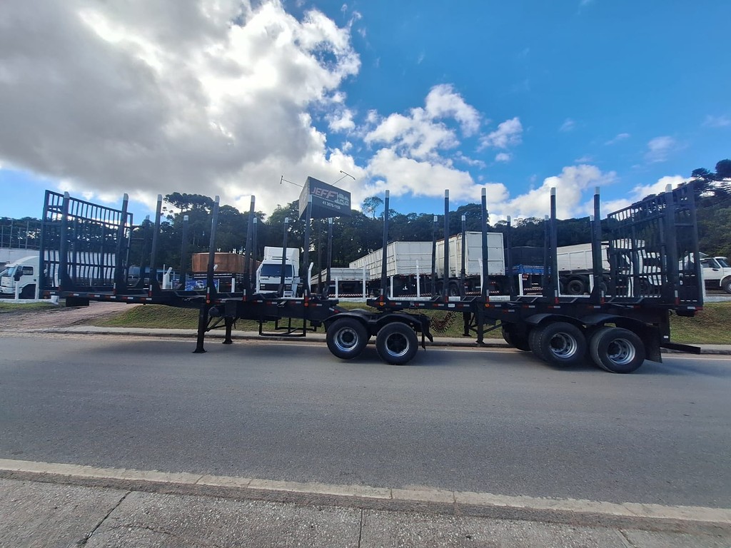 Carreta BITREM FLORESTAL Guerra ANO 2006 6 Eixos de Jeff Caminhões e Carretas no Paraná