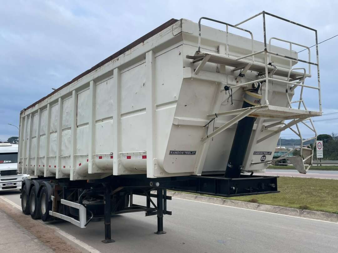 Carreta SEMI-REBOQUE BASCULANTE Randon ANO 2021 3 Eixos de Jeff Caminhões e Carretas no Paraná