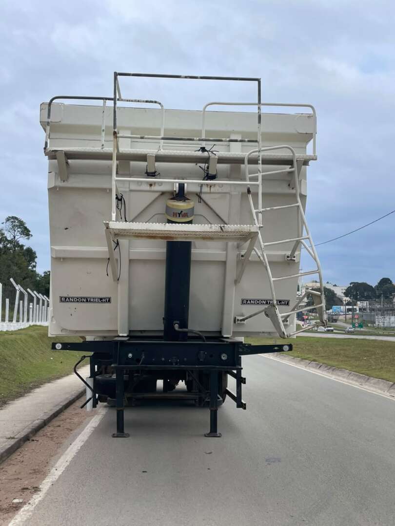 Carreta SEMI-REBOQUE BASCULANTE Randon ANO 2021 3 Eixos de Jeff Caminhões e Carretas no Paraná