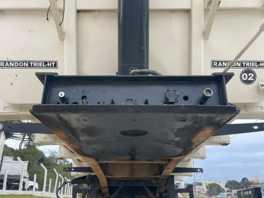 Carreta SEMI-REBOQUE BASCULANTE Randon ANO 2021 3 Eixos de Jeff Caminhões e Carretas no Paraná