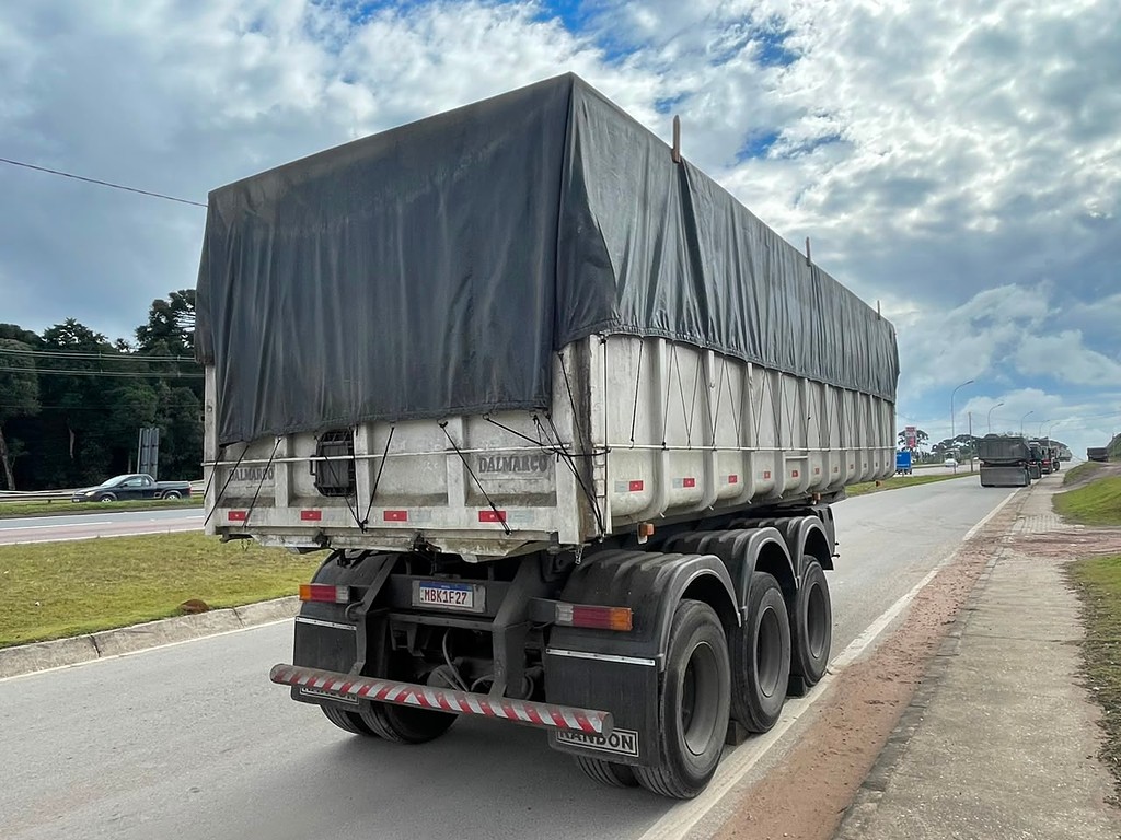 Carreta SEMI-REBOQUE BASCULANTE Boreal ANO 2000 3 Eixos de Jeff Caminhões e Carretas no Paraná