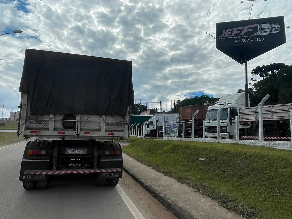 Carreta SEMI-REBOQUE BASCULANTE Boreal ANO 2000 3 Eixos de Jeff Caminhões e Carretas no Paraná