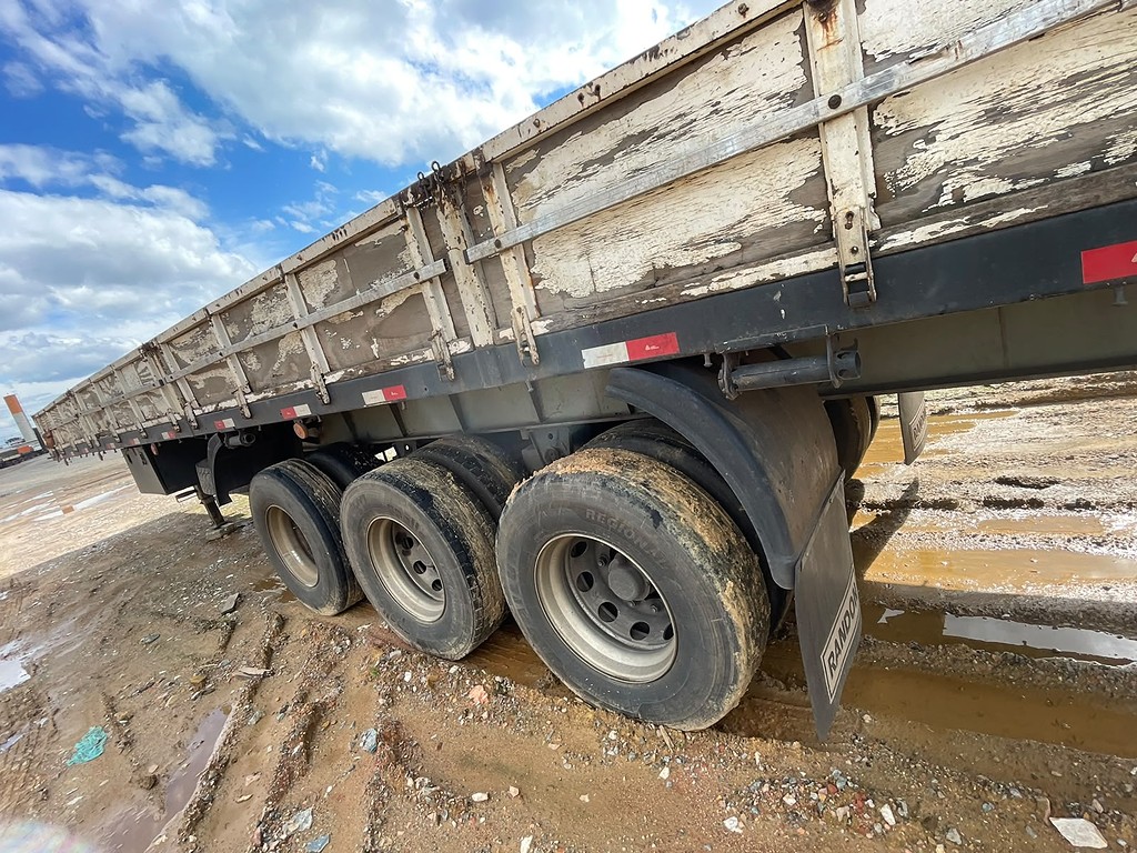 Carreta SEMI-REBOQUE CARGA SECA Randon ANO 1995 3 Eixos de Jeff Caminhões e Carretas no Paraná