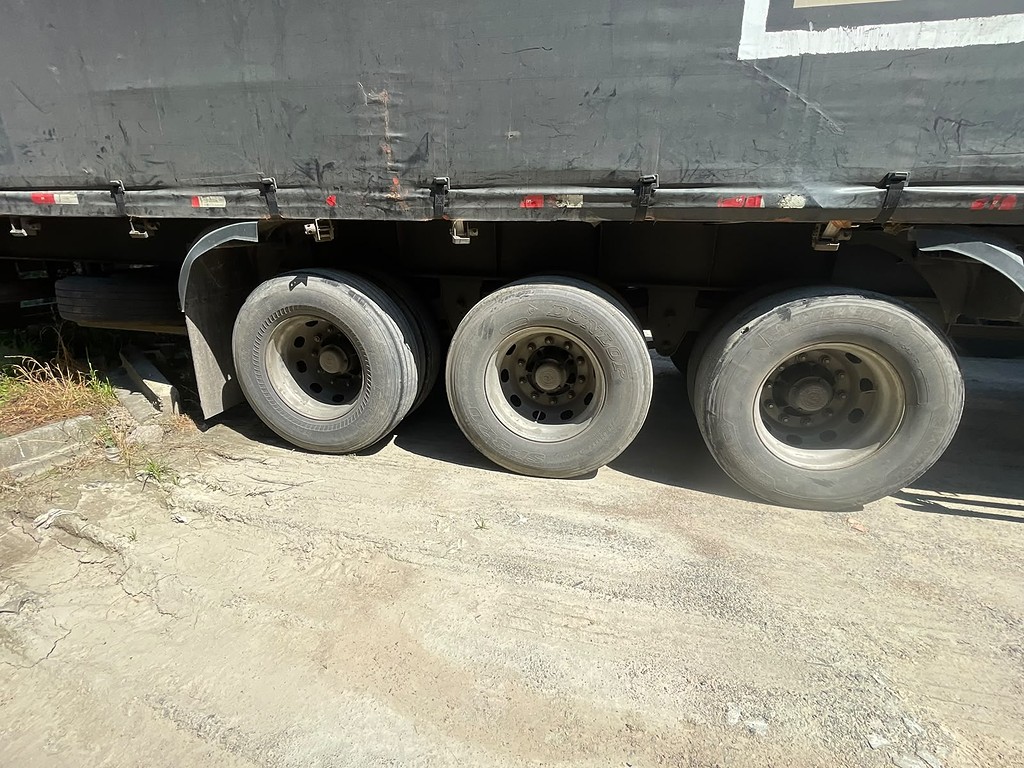 Carreta SEMI-REBOQUE BAU SIDER Randon ANO 2014 3 Eixos de Jeff Caminhões e Carretas no Paraná