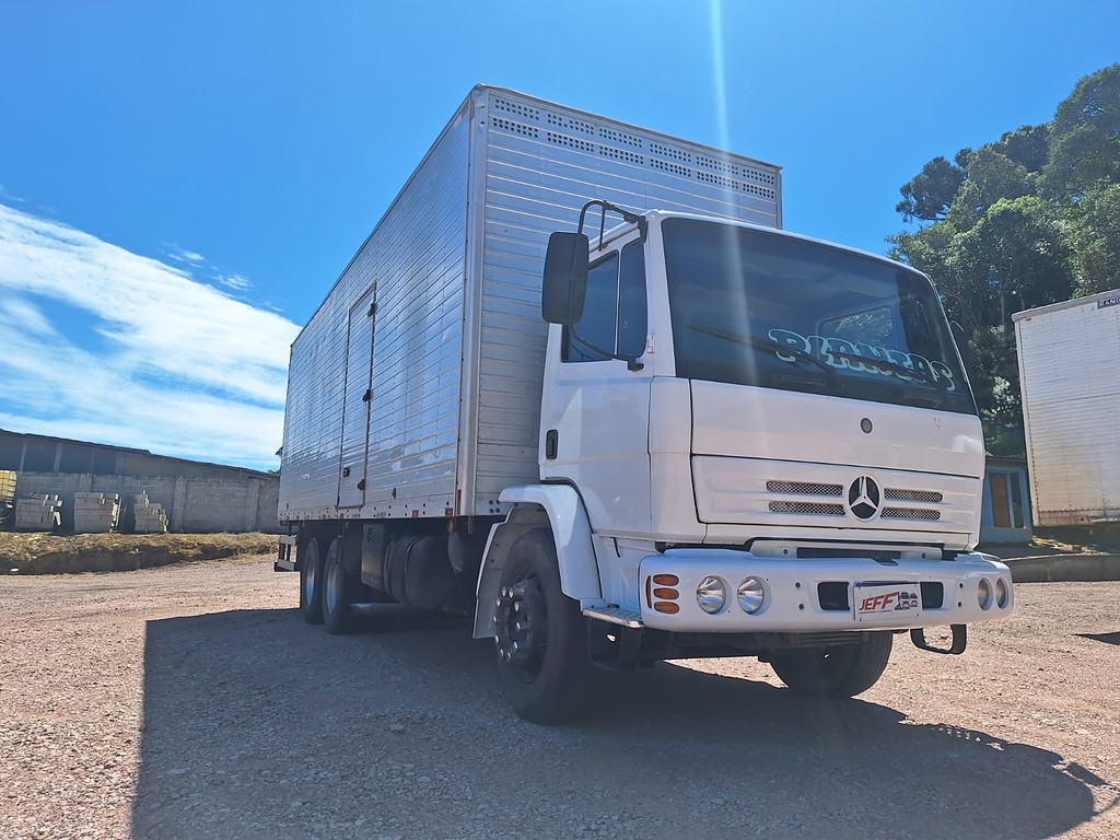 Caminhão MERCEDES BENZ MB 1720 Baú Furgão ANO 1999 de Jeff Caminhões e Carretas no Paraná