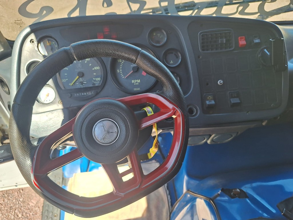 Caminhão MERCEDES BENZ MB 1720 Baú Furgão ANO 1999 de Jeff Caminhões e Carretas no Paraná