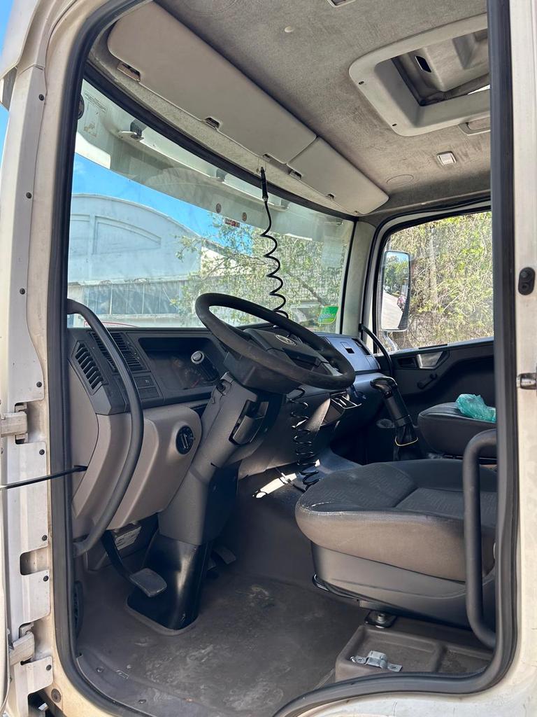 Caminhão VOLKSWAGEN VW 13190 Baú Furgão ANO 2012 de Walter Flosi Jr em São Paulo