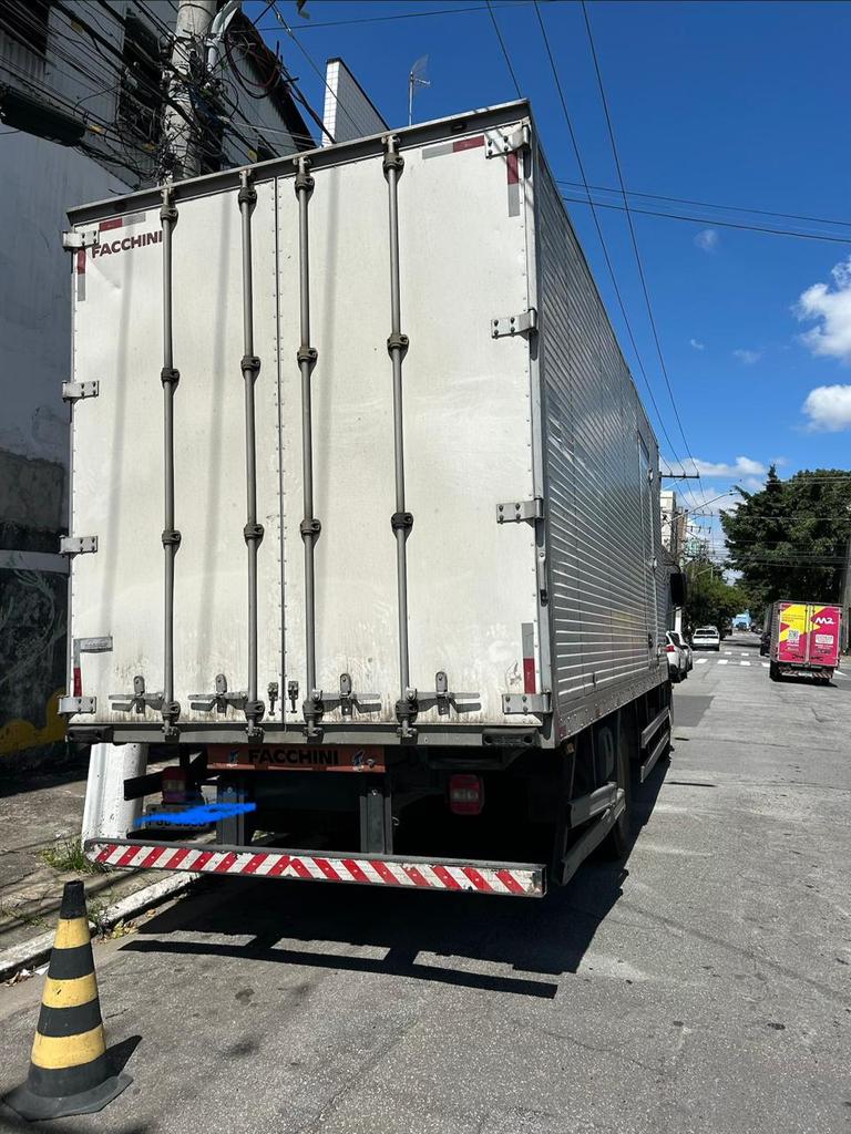 Caminhão VOLKSWAGEN VW 13190 Baú Furgão ANO 2012 de Walter Flosi Jr em São Paulo