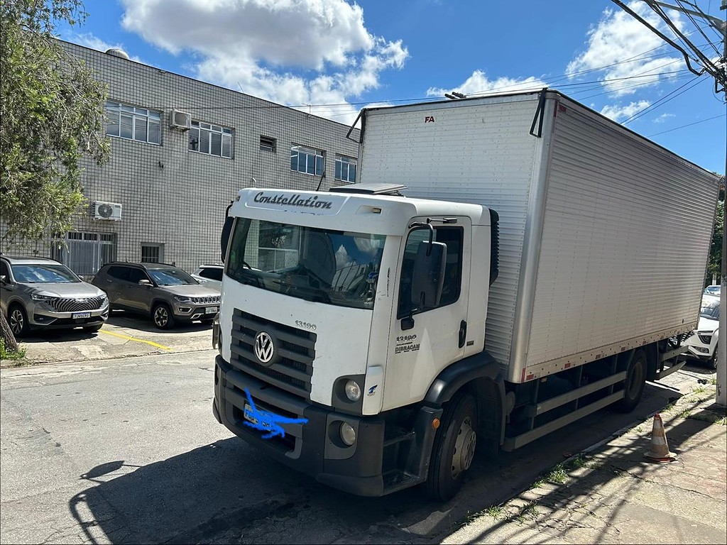 Caminhão VOLKSWAGEN VW 13190 Baú Furgão ANO 2012 de Walter Flosi Jr em São Paulo