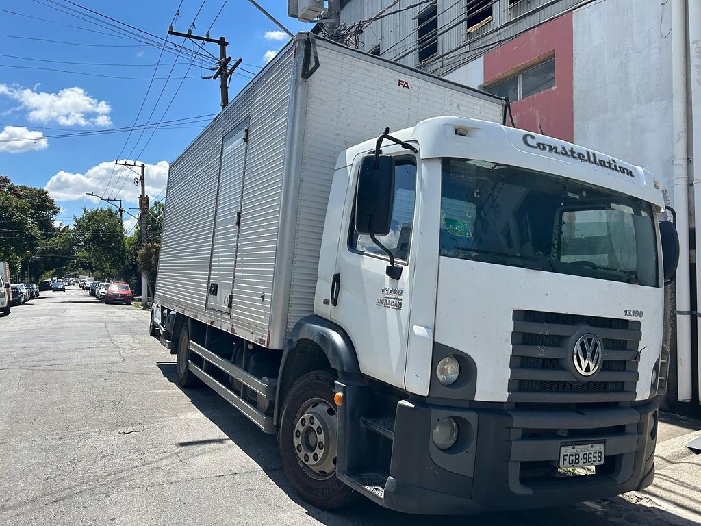 Caminhão VOLKSWAGEN VW 13190 Baú Furgão ANO 2012 de Walter Flosi Jr em São Paulo