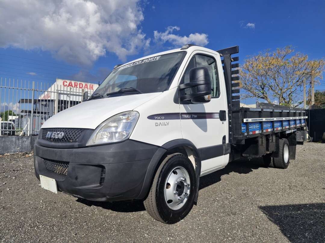 Caminhão IVECO DAILY 70c17 Carga Seca ANO 2014 de Oto Junior Caminhões no Paraná